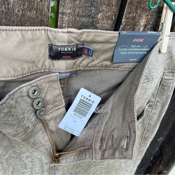 Torrid Jegging Skinny Super Soft High-Rise Jeans In Python Tan NWT Sz 16R - Picture 3 of 14